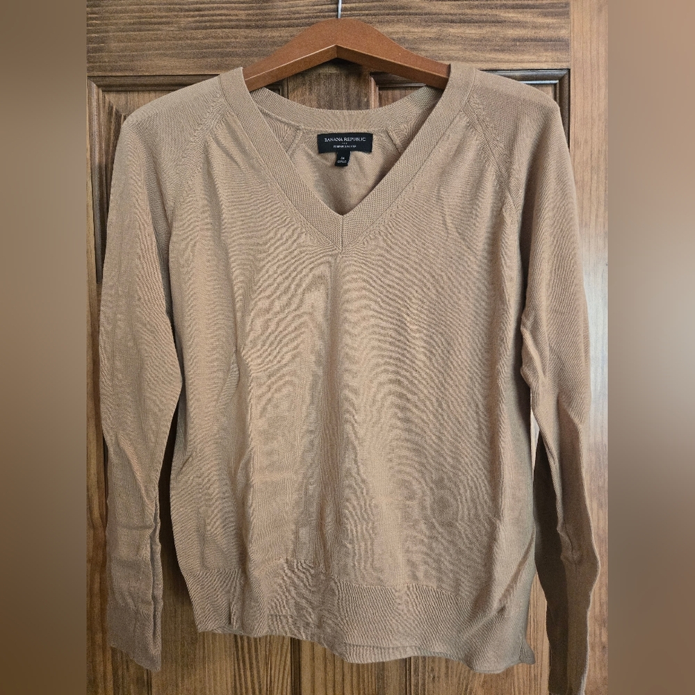 Banana Republic Tan V-Neck Sweater Soft Knit Classic